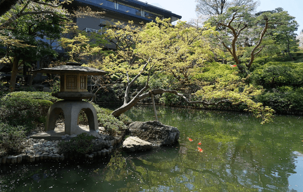 八芳園